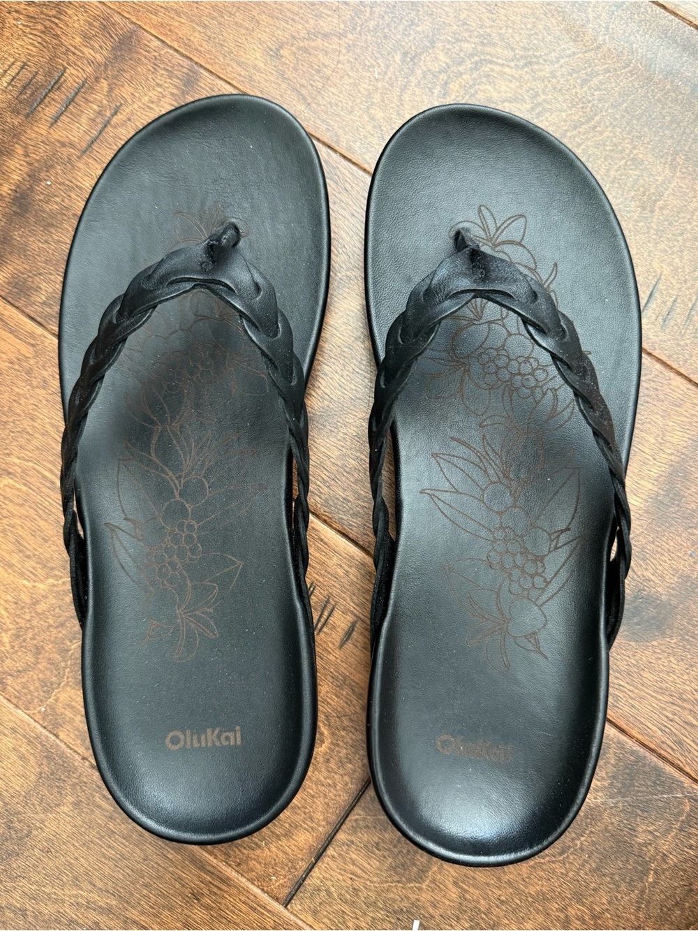 Olukai black leather flipflops with arch support. Brand new. Size 9.